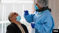 Prema statistici, ukupan broj preminulih povezanih sa Kovid 19 infekcijom, od početka juna kada je nakon kratke pauze počeo drugi talas infekcije, iznosi 281, dok je od početka epidemije 290 osoba preminulo. (Foto: AP Photo/Michael Conroy)