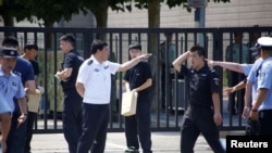 在美国驻北京大使馆外爆炸地点附近的中国警察。（2018年7月26日）