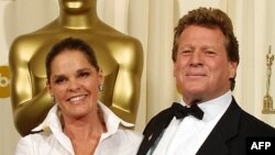 Rajan O'Nil i Eli Mekgro, zvezde filma "Ljubavna priča" na dodeli Oskara u Holivudu 24. marta 2002.