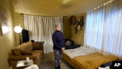 Em Džej Vilt u svom centru za psilocibin u Grešamu, predgrađu Portlanda.