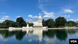 资料照片：国会大厦与倒映池。(2025年7月15日)