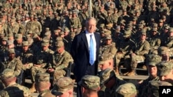 美国国防部长马蒂斯于2017年12月21日在古巴关塔那摩湾与美国军队举行会谈。