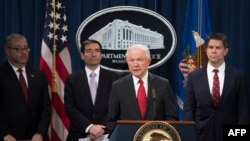 司法部长塞申斯在司法部举行的记者会上宣布打击中国经济间谍活动的新行动。（2018年11月1日）