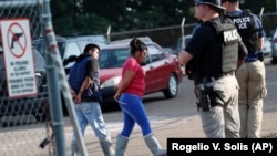 Privođenje imigranata u fabrici za proizvodnju hrane u Misisipiju 