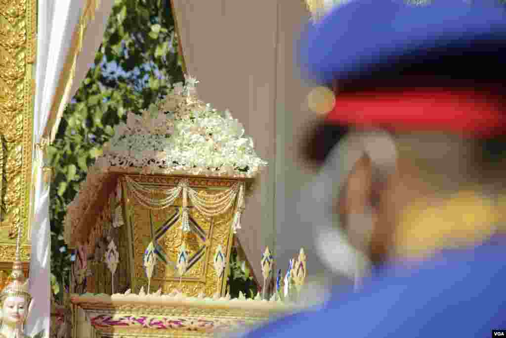 ពិធី​បូជា​ព្រះ​សព​របស់​សម្តេច​ក្រុម​ព្រះ​ ​នរោត្តម​ រណឫទ្ធិ​ នៅ​វាល​ព្រះមេរុ ​មុខ​​វត្តបុទមវតី​ រាជធានី​ភ្នំពេញ​ ថ្ងៃទី៨​ ខែធ្នូ​ ឆ្នាំ​២០២១។ (ហ៊ាន សុជាតា/វីអូអេ)