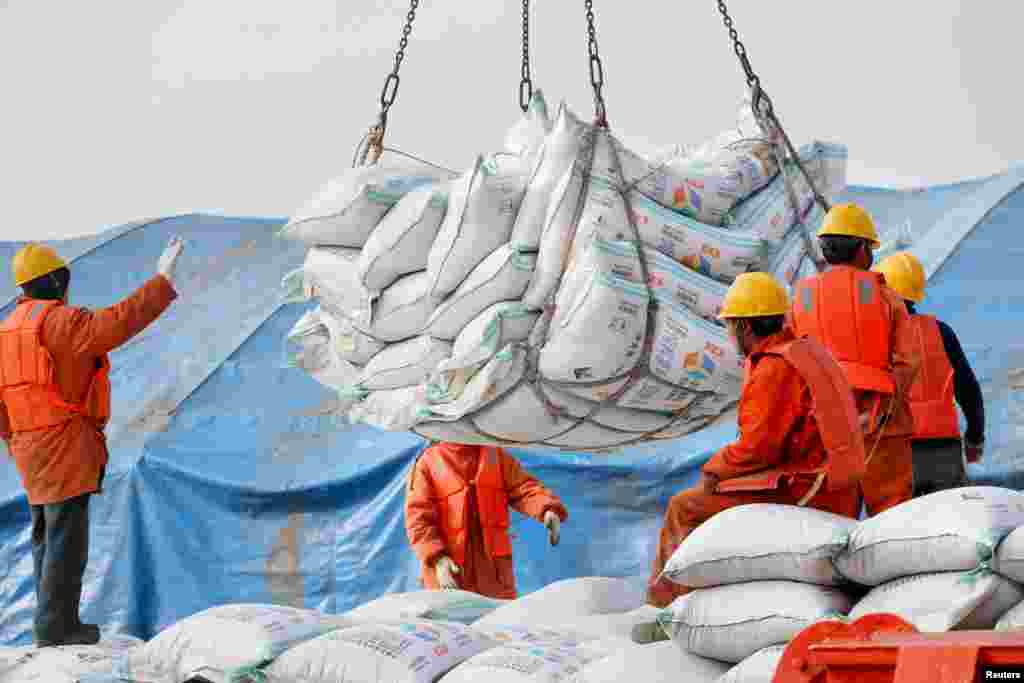 2018年3月22日,中国江苏省南通港口工人装卸进口的大豆产品。香港东方日报的东网9月5日报道,以大豆加工为主要业务的中国九三粮油工业集团早前接受访问,其副董事长郭彦超预计:“中国大豆的库存量将于今年11月降至最低位、到时大豆价格会非常高。到明年2月至3月,所有库存或将耗尽。”报道引述他的话说,巴西大豆供应量有限,不能媲美美国,因此中国可能面临“大豆危机”。 