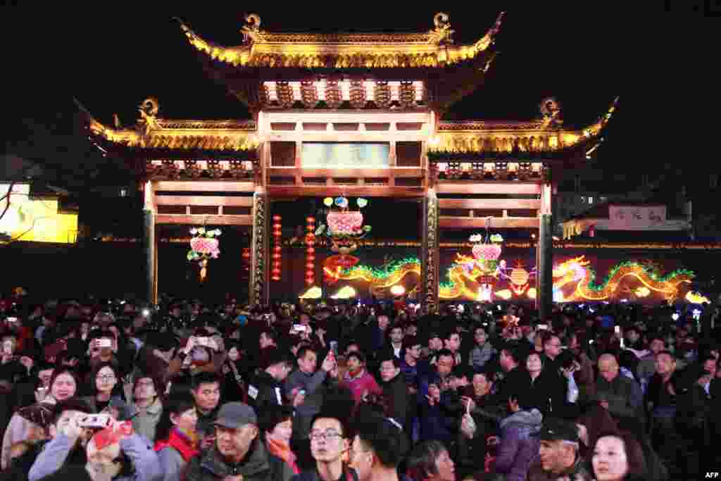 2018年2月28日，中国元宵节前，人们在江苏省南京参观灯会。