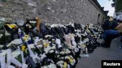 人们在前中国国家主席江泽民在扬州的故居外敬献的花束。
