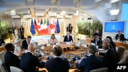 Presiden AS Joe Biden (tengah), Presiden Bank Dunia Ajay Banga (kanan) dan Perdana Menteri Italia Giorgia Meloni (kiri) menghadiri diskusi investasi infrastruktur di sela-sela KTT G7 di resor Borgo Egnazia, di Savelletri, Italia, Kamis, 13 Juni 2024. (Foto: Mandel Ngan/AFP)