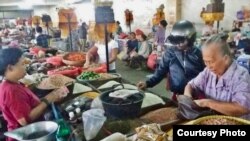 Suasana Pasar Amlapura di Kabupaten Karangasem, Bali. (Foto: Cokorda Narenda)