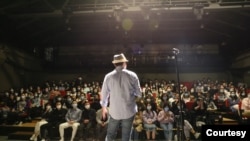 北京鼓楼某剧场脱口秀表演现场 (照片由Tony Chou提供,摄影马敬)