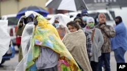 人们在德克萨斯州休斯顿排队等着给丙烷气罐加气。(2021年2月17日)