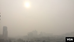 2016 年12月20日13时，雾霾掩映下的北京东长安街建国门立交桥。（美国之音叶兵拍摄）