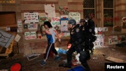 Policija Los Anđelesa raščistila je protestni kamp na Univerzitetu Kalifornije u Los Anđelesu, 2. maja 2024. (Foto: Rojters/David Swanson)