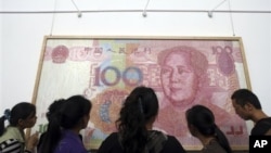 人们在成都观看反映人民币百元钞票的艺术作品。（2011年9月30日）