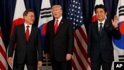 出席20国集团峰会的美国总统川普、韩国总统文在寅和日本首相安倍晋三在德国汉堡会晤。（2017年7月6日）