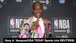 Mutombo Dikembe, mosani ya kala ya basketball na NBA atomboli mosapi lokola azalaki kosala ntango azalaki kobeta soki alongi monguna, na milulu mya :Hall of Fame:, na Santa Monica, 25 juin 2018. Mandatory Credit: Gary A. Vasquez-USA TODAY Sports