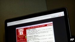Sebuah screenshot yang menampilkan peringatan di layar yang diduga adalah serangan ransomware, sebagaimana terekam oleh seorang pengguna komputer di Taiwan, tampak di sebuah laptop di Beijing, 13 Mei 2017 (foto: AP Photo/Mark Schiefelbein)