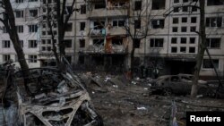 Uništena stambena zgrada u Kijevu posle ruskog raketnog napada, 13. decembra 2023. (Foto: REUTERS/Gleb Garanich)