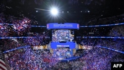 Hujan balon saat Wakil Presiden AS Kamala Harris menutup pidatonya pada hari terakhir Konvensi Nasional Partai Demokrat di the United Center di Chicago, Illinois, Kamis, 22 Agustus 2024. (Foto: Mandel Ngan/AFP)