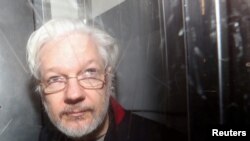资料照片：维基解密创始人阿桑奇离开伦敦一家法院（2020年1月13日）
