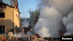 Vatrogasci gase požar posle ruskog raketnog napada u Harkovskoj oblasti (Foto: REUTERS/Vyacheslav Madiyevskyy)