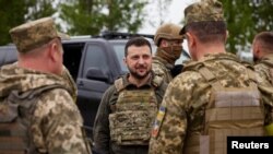 Presiden Ukraina Volodymyr Zelenskyy mengunjungi lokasi pertempuran melawan tentara Rusia di Kharkiv, Ukraina, Minggu, 29 Mei 2022. (Foto: Kantor Pers Kepresidenan Ukraina via Reuters)