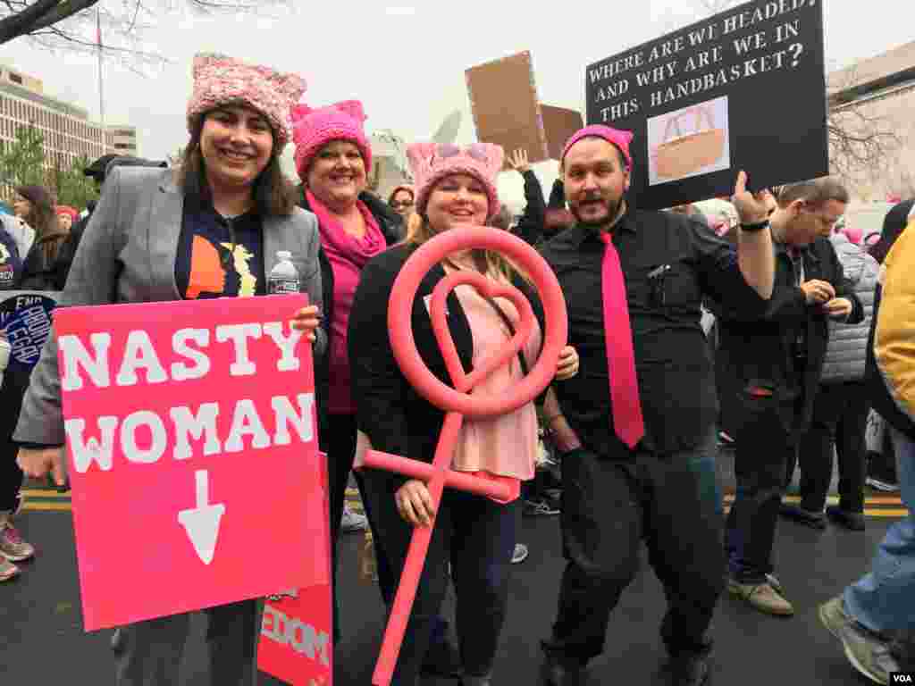 Para demonstran dalam protes Women&#39;s March di Washington D.C. (21/1). (VOA/E. Cherneff)