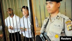 Warga Australia terpidana hukuman mati Andrew Chan (tengah) dan Myuran Sukumaran (kiri) di penjara menunggu hasil pengadilan Denpasar di Bali, 8 Oktober 2010. (Foto: dok.)