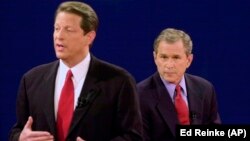 资料照片:民主党总统候选人、副总统戈尔与共和党总统候选人、德克萨斯州长小布什进行电视辩论。(2000年10月17日)
