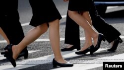 Para karyawan perempuan mengenakan sepatu berhak di kawasan bisnis di Tokyo, Jepang, 4 Juni 2019. (Foto: Kim Kyung-Hoon/Reuters)