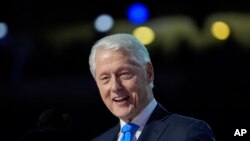 Mantan Presiden AS Bill Clinton berbicara dalam Konvensi Nasional Partai Demokrat di Chicago, pada 21 Agustus 2024. (Foto: AP/Paul Sancya)