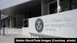 资料照片：美国公民及移民服务局在加州的一栋大楼入口处。