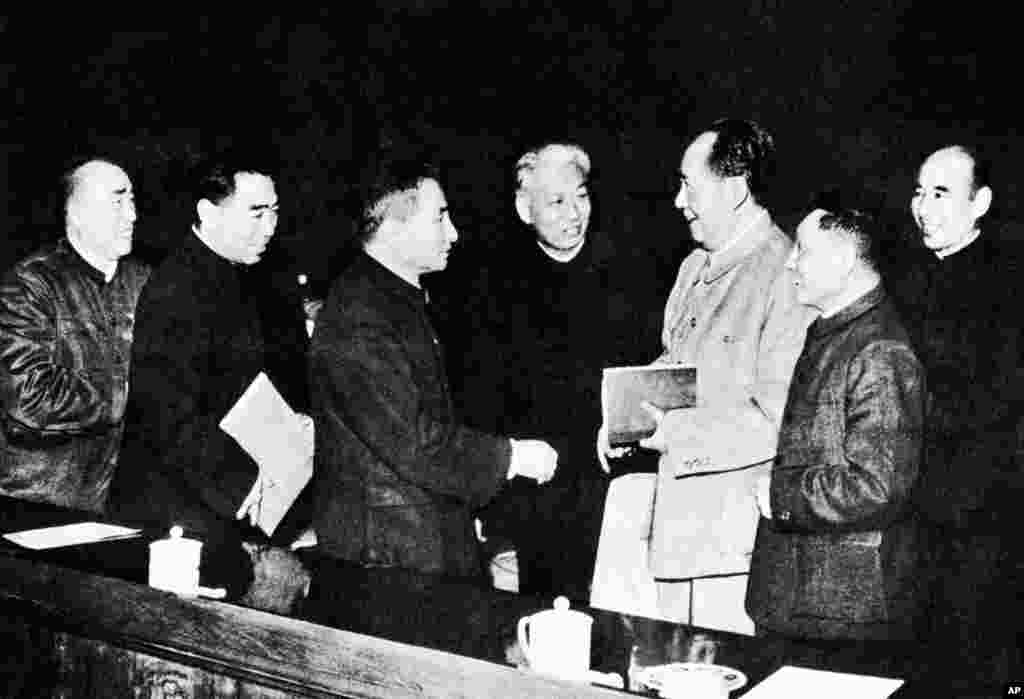 文革前的中共政治局常委,左起:朱德,周恩来,陈云,刘少奇,毛泽东,邓小平,林彪。按照地位的排名顺序是:毛泽东,刘少奇,周恩来,朱德,陈云,林彪,邓小平。这七个人里,有六个是文革受害者,至少两个人在文革中死于非命。林彪和周恩来曾经是文革干将,助毛为虐,但也被毛威逼和打压。有些人认为林彪出逃是被毛泽东逼走的。而这位副统帅叛逃,也重创了毛泽东的精神、健康和威信。从文革对毛历史地位和百姓评价的影响来说,毛泽东也是文革受害者。