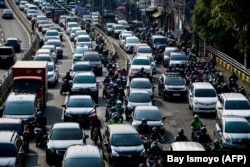 Kemacetan lalu lintas di jalan utama menuju pusat kota Jakarta pada 8 Mei 2024 saat kabut asap tipis menyelimuti cakrawala kota. (Foto: BAY ISMOYO/AFP)