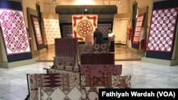 Pengunjung melihat-lihat kerajinan tenun, sulam dan rajut di Pameran Merah-Putih yang diselenggarakan Perkumpulan Wastra Indonesia. Pameran ini berlangsung dari 12 Agustus hingga 26 Agustus 2017