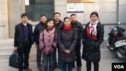 推特图片:余文生妻子许艳(红围脖)在石景山区看守所前