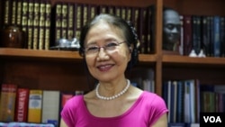 លោកស្រី ពុង ឈីវកេក ប្រធាន​អង្គការ​លីកាដូ ជា​មនុស្ស​ម្នាក់​ក្នុង​ចំណោម​មនុស្ស​ពីរនាក់​ដែល​លោក​ផៃ ស៊ីផាន អ្នកនាំពាក្យ​រដ្ឋាភិបាល បាន​អញ្ជើញ​ឲ្យ​ចូល​ប្រជុំ​ក្នុង​កិច្ចពិភាក្សា​ចង្អៀត​ដែល​ជា​កិច្ចប្រជុំ​បិទ​ទ្វារ​នៅ​រសៀល​ថ្ងៃ​ពុធទី០៤ ខែកញ្ញា ឆ្នាំ២០១៩។ (ខាន់ សុគុំមនោ/VOA) 