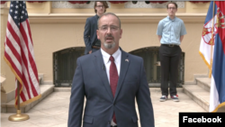 Arhiva - Ambasador Sjedinjenih Država u Srbiji Entoni Godfri tokom ceremonije za Dan državnosti SAD, u Ambasadi SAD u Beogradu, 4. jula 2020. (Foto: Facebook nalog Ambasade SAD)