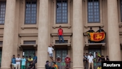 在总统拉贾帕克萨逃离科伦坡后，示威者在总统秘书处抗议.