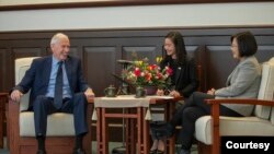 台湾总统蔡英文(图右)2020年3月5日在台北总统府会见美国在台协会主席莫健(台湾总统府网站）