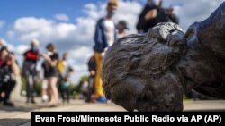 Oboreni spomenik Kristoferu Kolumbu u Mineapolisu u državi Minesota (Foto: Evan Frost/Minnesota Public Radio via AP)