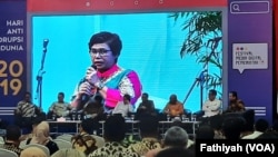 Peringatan Hari Anti Korupsi sedunia di kantor Komisi Pemberantasan Korupsi, Jakarta, Senin (9/12). (Foto: VOA/Fathiyah)