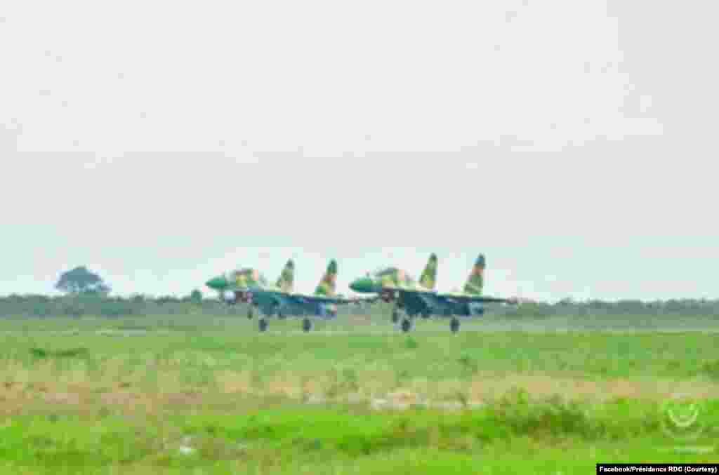 Mpepo mibale Soukhoï 30 K ya mampinga ma Angola (FAA) ezali kopumbuka ma Kinshasa, RDC, 20 novembre 2020. (Présidence RDC)
