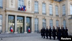 Garda Republik Prancis berjalan di halaman menjelang kedatangan para pemimpin Eropa untuk pertemuan mengenai Ukraina dan keamanan Eropa di Istana Elysee di Paris, Prancis, 17 Februari 2025. (Gonzalo Fuentes/REUTERS)