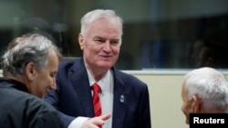 Mantan Perdana Menteri Serbia Bosnia Ratko Mladic (tengah) hadir di pengadilan Mahkamah Kejahatan Internasional untuk bekas negara Yugoslavia (ICTY) di Den Haag, Belanda, 22 November 2017.