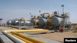 Arhiva -- Pogled na rafineriju nafte na naftnim poljima Al Džbesa, u gradu Al Šadadeh, u oblasti Al Hasakah, sirija, 1. aprila 2010.