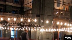 Menyajikan tajil atau kudapan buka puasa di masjid-masjid seperti ini, menjadi sebuah bentuk amal yang lazim di bulan Ramadhan ini, termasuk di Amerika.