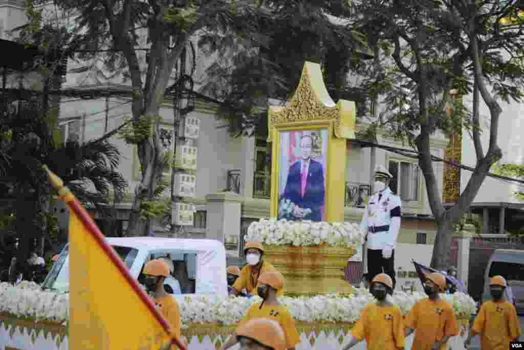 ពិធី​ដង្ហែ​​ព្រះ​សព​របស់​សម្តេច​ក្រុម​ព្រះ​នរោត្តម​ រណឫទ្ធិ​ ចេញ​ពី​ព្រះដំណាក់​ ទៅ​កាន់​វាល​ព្រះមេរុ ​មុខ​វត្តបុទមវតី​ រាជធានី​ភ្នំពេញ​ ថ្ងៃទី៨​ ខែធ្នូ​ ឆ្នាំ​២០២១។ (ហ៊ាន សុជាតា/វីអូអេ)
