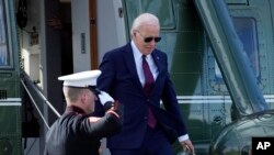 Predsednik Džo Bajden dolazi na skup sa donatorima u San Francisku, 21. februara 2024. (Foto: AP/Manuel Balce Ceneta)
